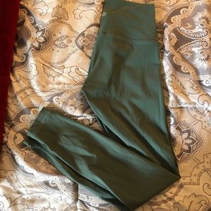 Lululemon Wunder Under size 6